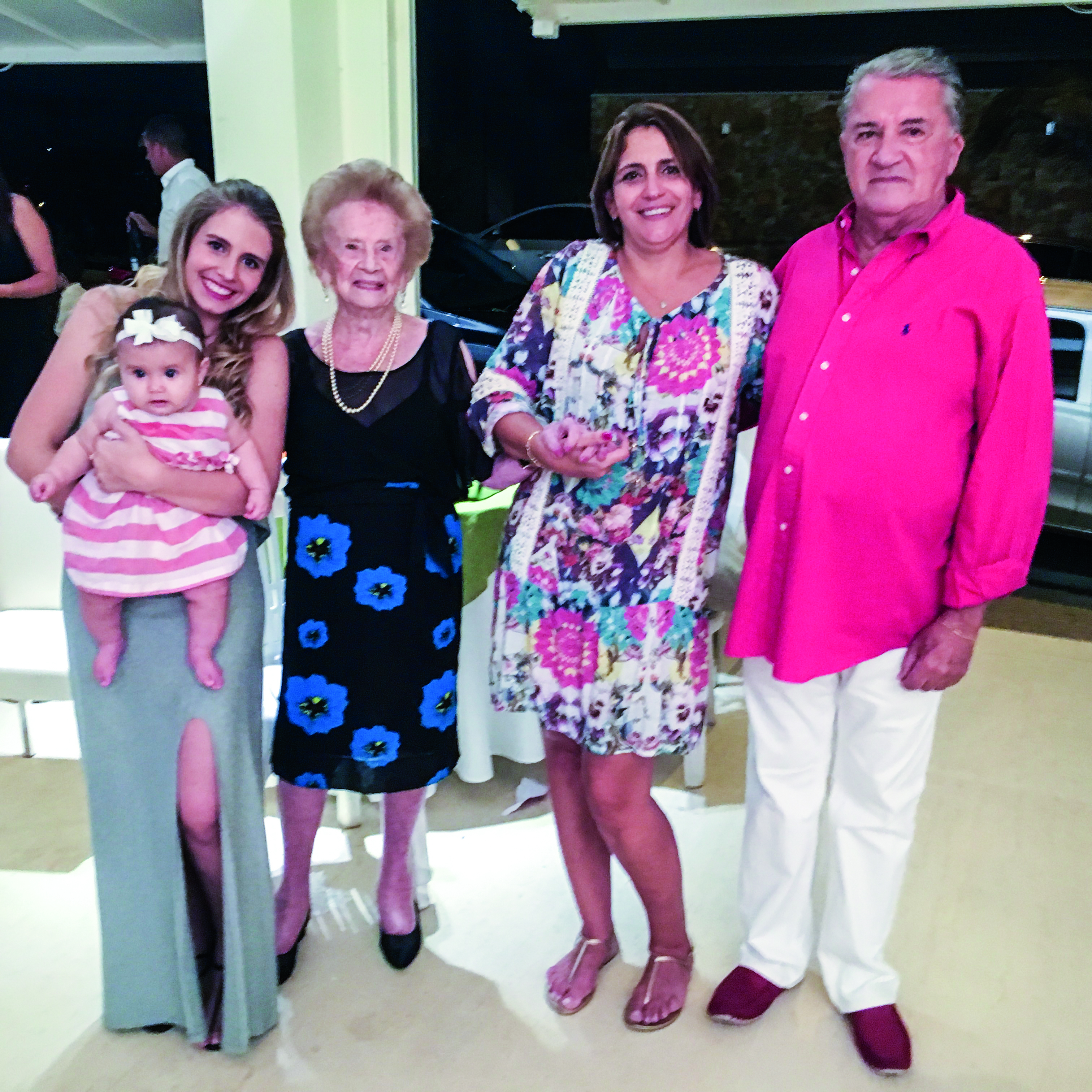 Dona Nenê com seu filho Mário Roberto, com a neta Ana Cláudia, a bisneta Maria Júlia e a tataraneta Valentina, numa reunião de 6 gerações (Foto: Arquivo de Família/Reprodução)